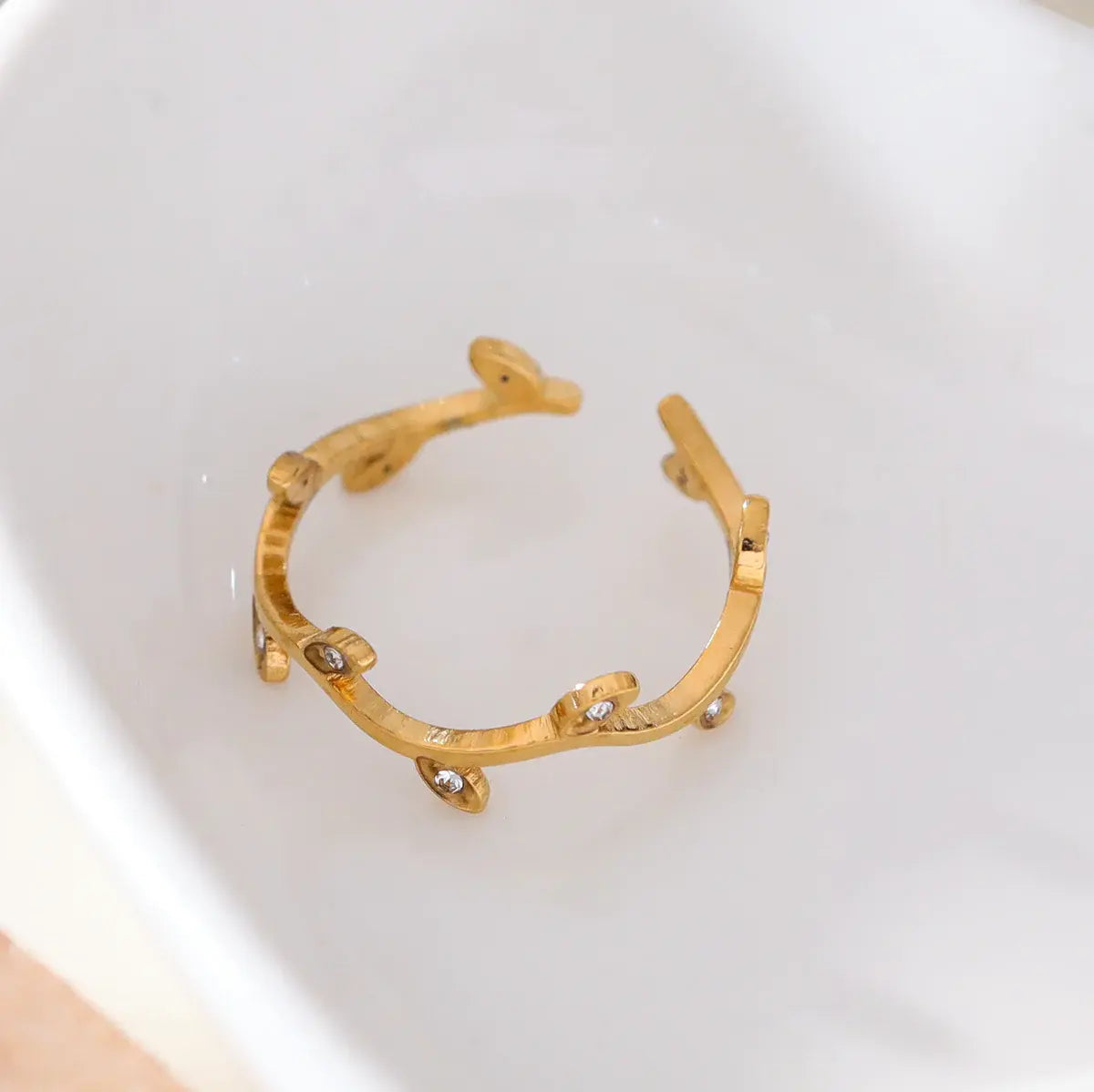 Bague dorée ornée de feuilles avec strass Lina shop