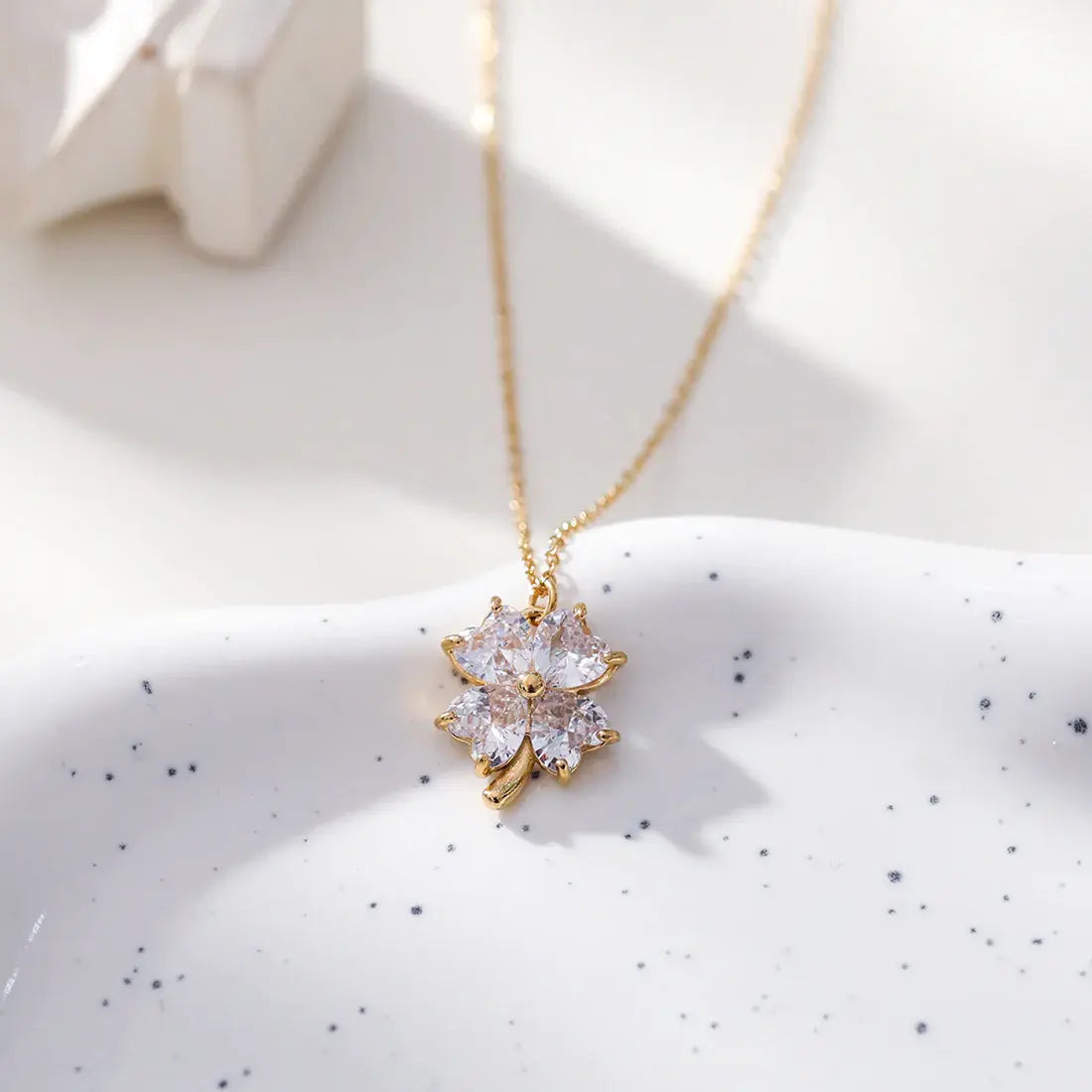 Collier chaîne dorée avec pendentif fleur à strass Lina shop