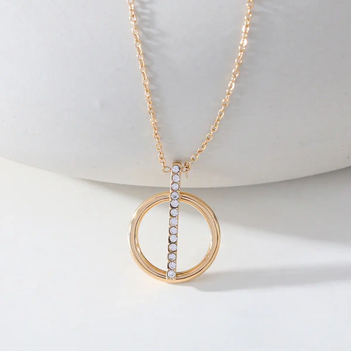 Collier chaîne dorée avec pendentif rond et barre en strass Lina shop