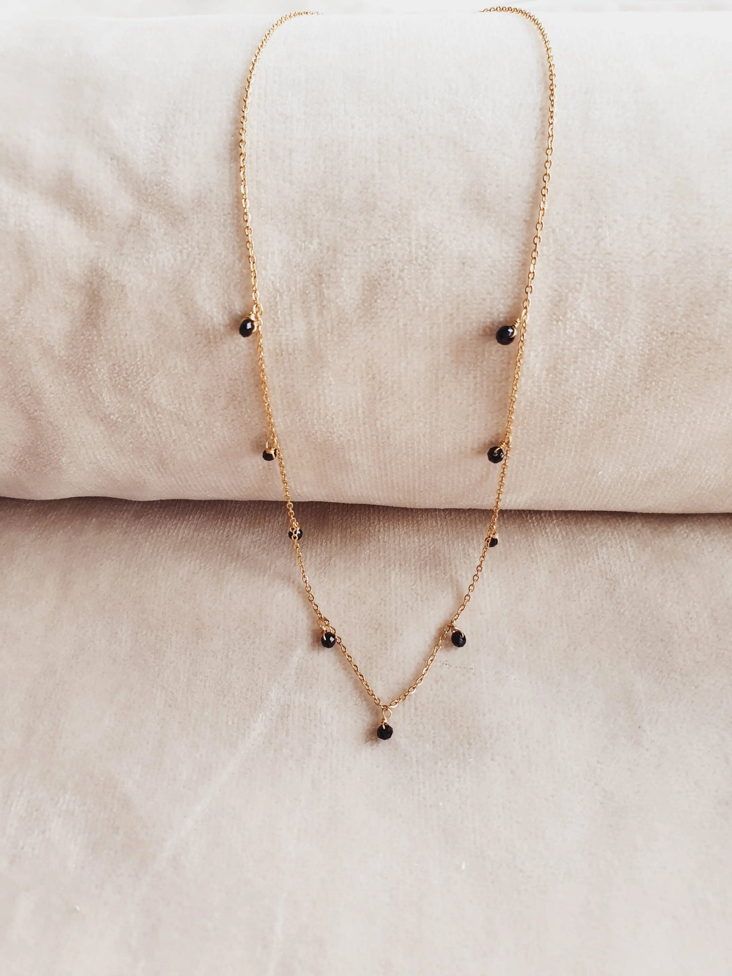 Collier chaine dorée avec perles noires Lina shop