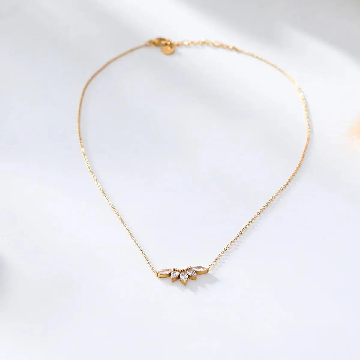Collier chaine dorée avec pendentif demi fleur strass Lina shop