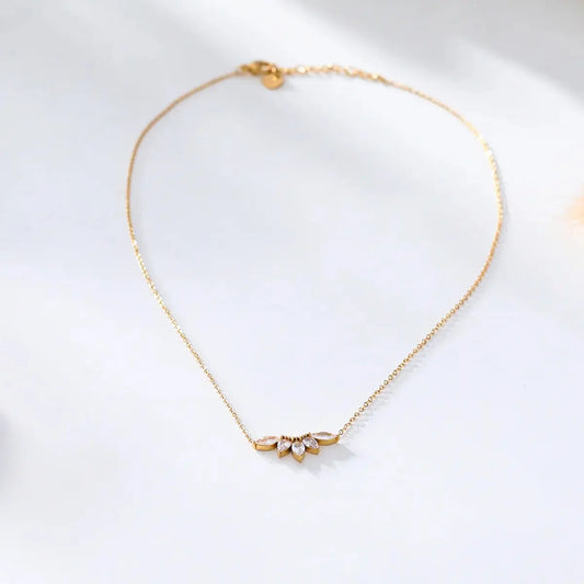 Collier chaine dorée avec pendentif demi fleur strass Lina shop