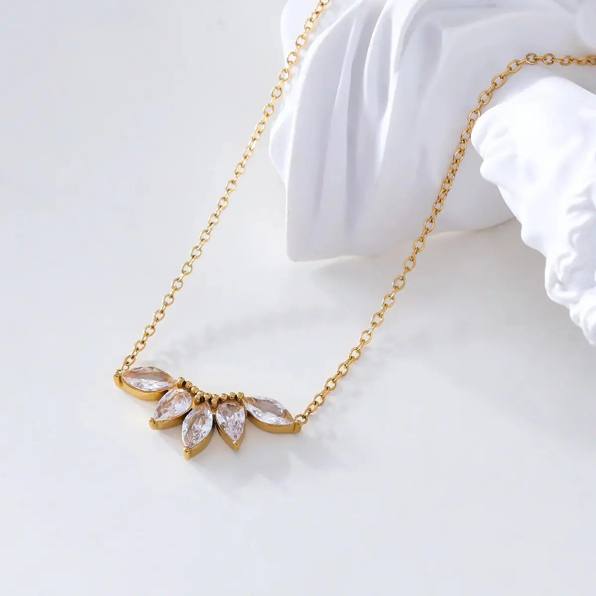 Collier chaine dorée avec pendentif demi fleur strass Lina shop