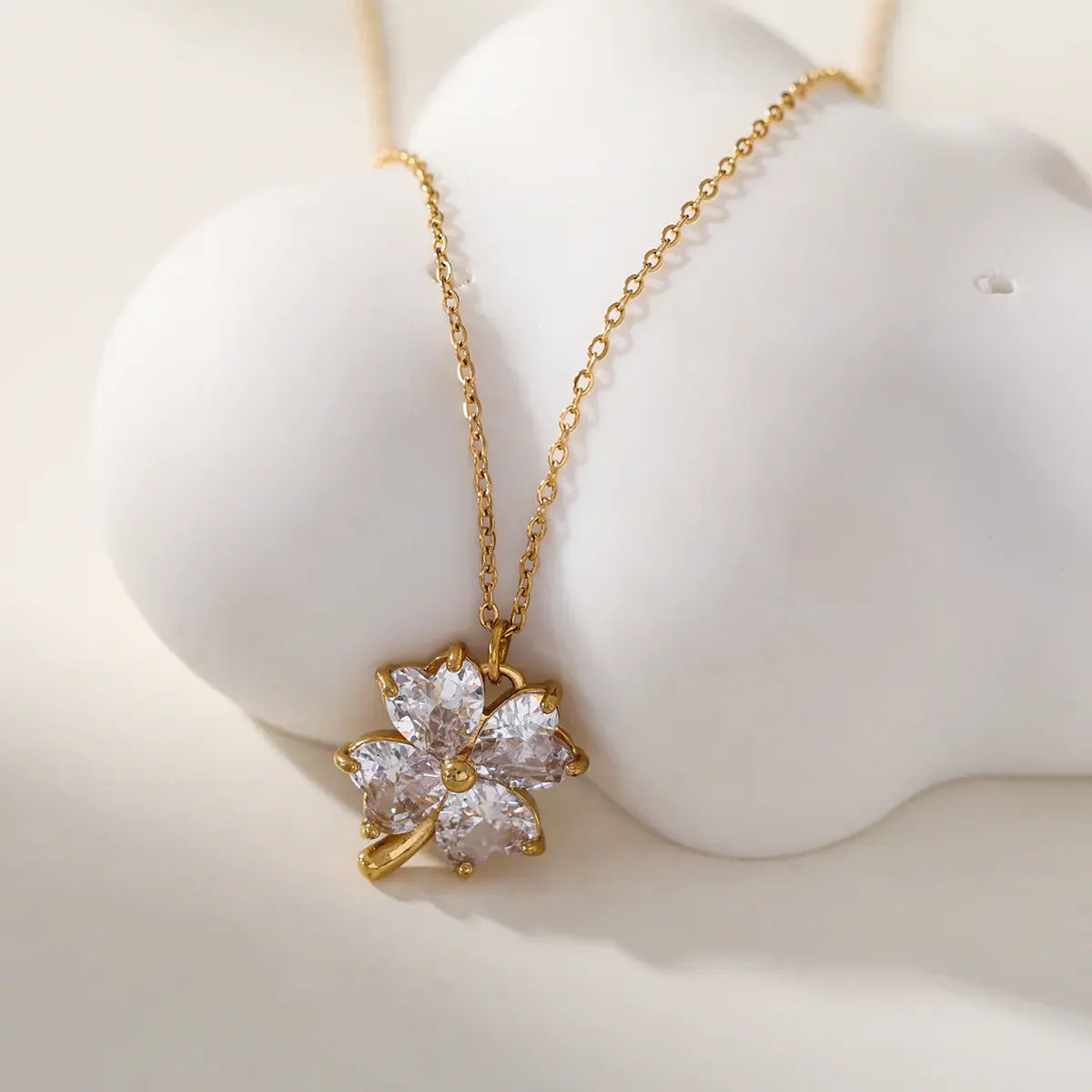 Collier chaîne dorée avec pendentif fleur à strass Lina shop