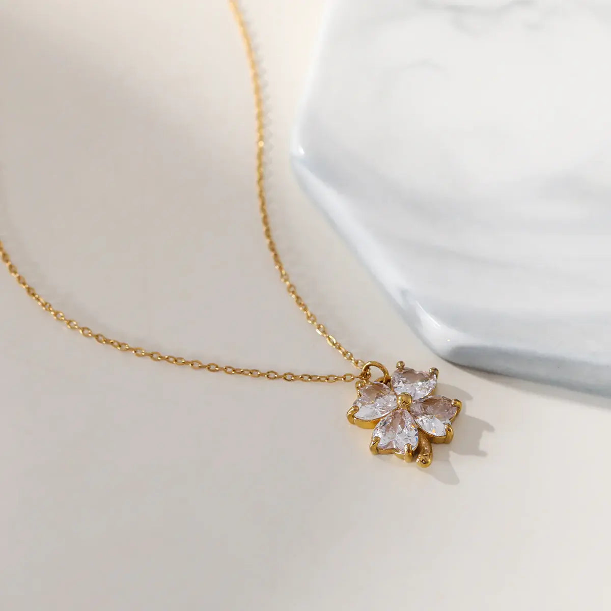 Collier chaîne dorée avec pendentif fleur à strass Lina shop