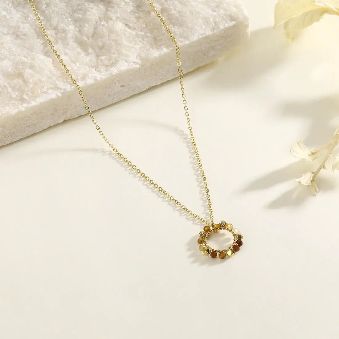 Collier chaîne dorée avec pendentif rond à perles Lina shop