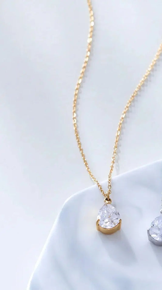 Collier chaine dorée avec pendentif strass en goutte Lina shop