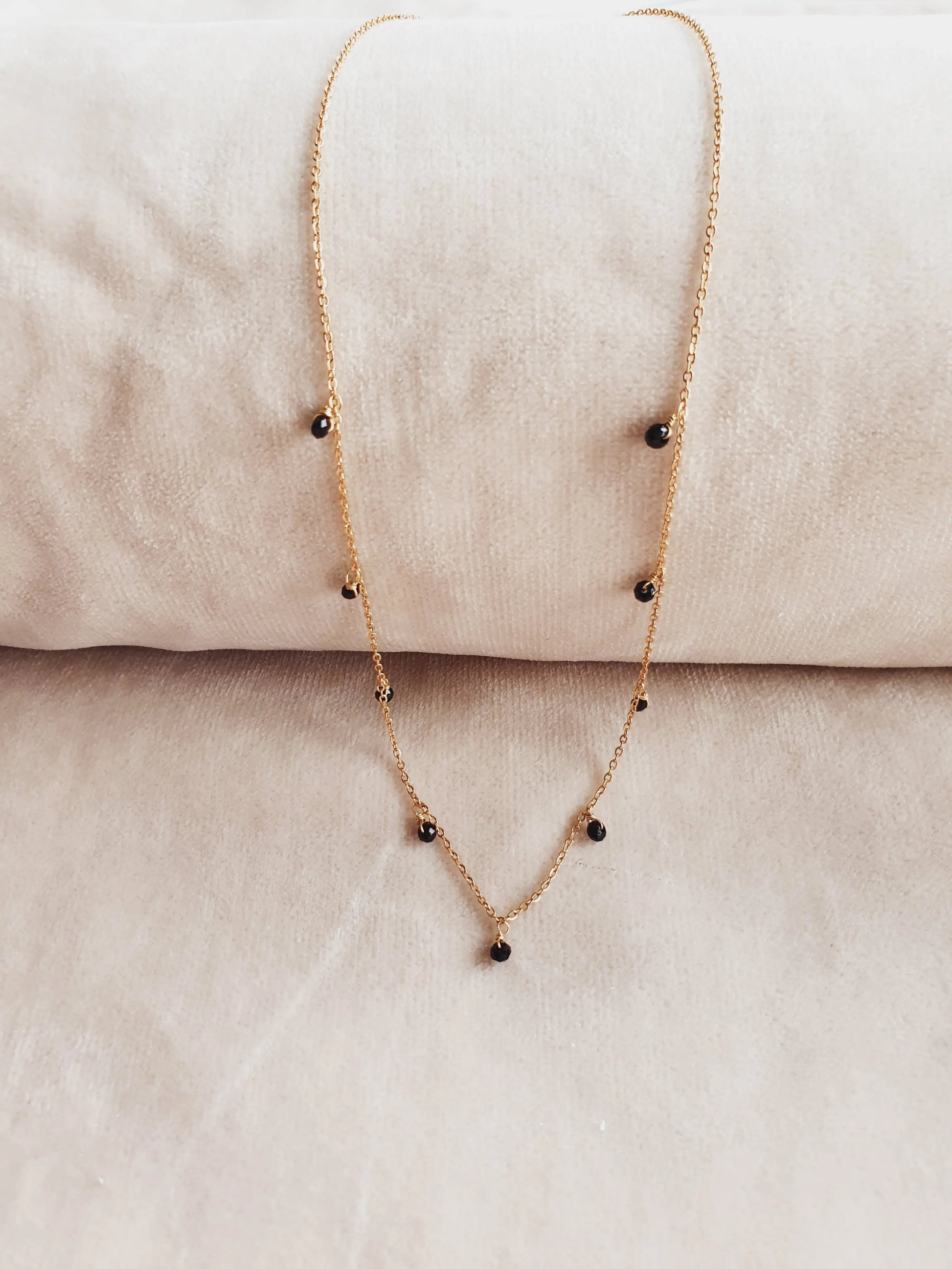 Collier chaine dorée avec perles noires Lina shop