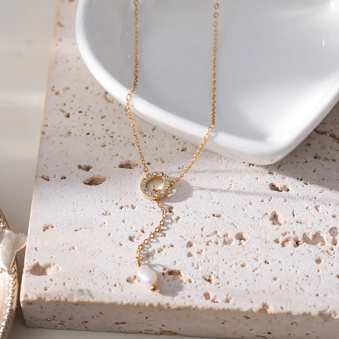 Collier doré cercle à strass avec chaîne et perle Lina shop