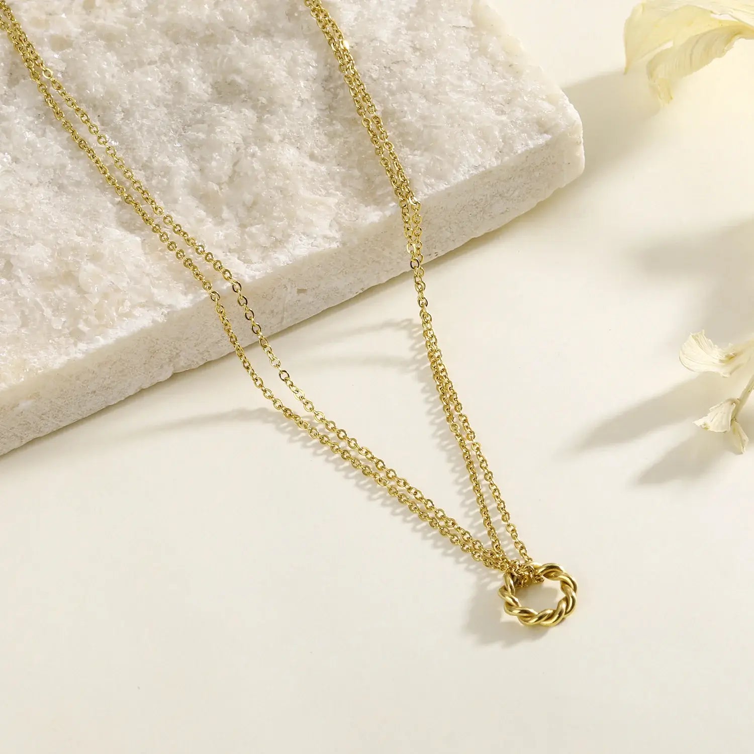 Collier double chaine dorée reliée par un anneau Lina shop